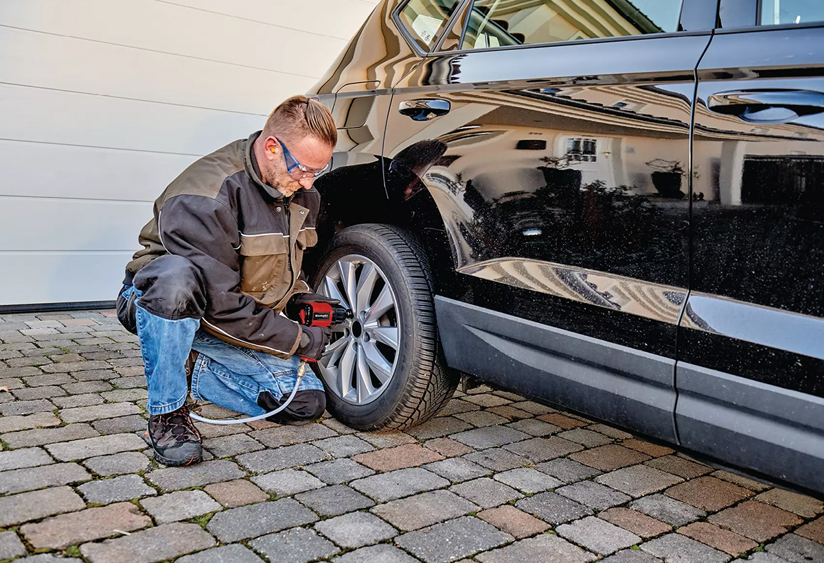 Απεικονίζεται η χρήση του αερόκλειδου σε τροχό αυτοκινήτου.